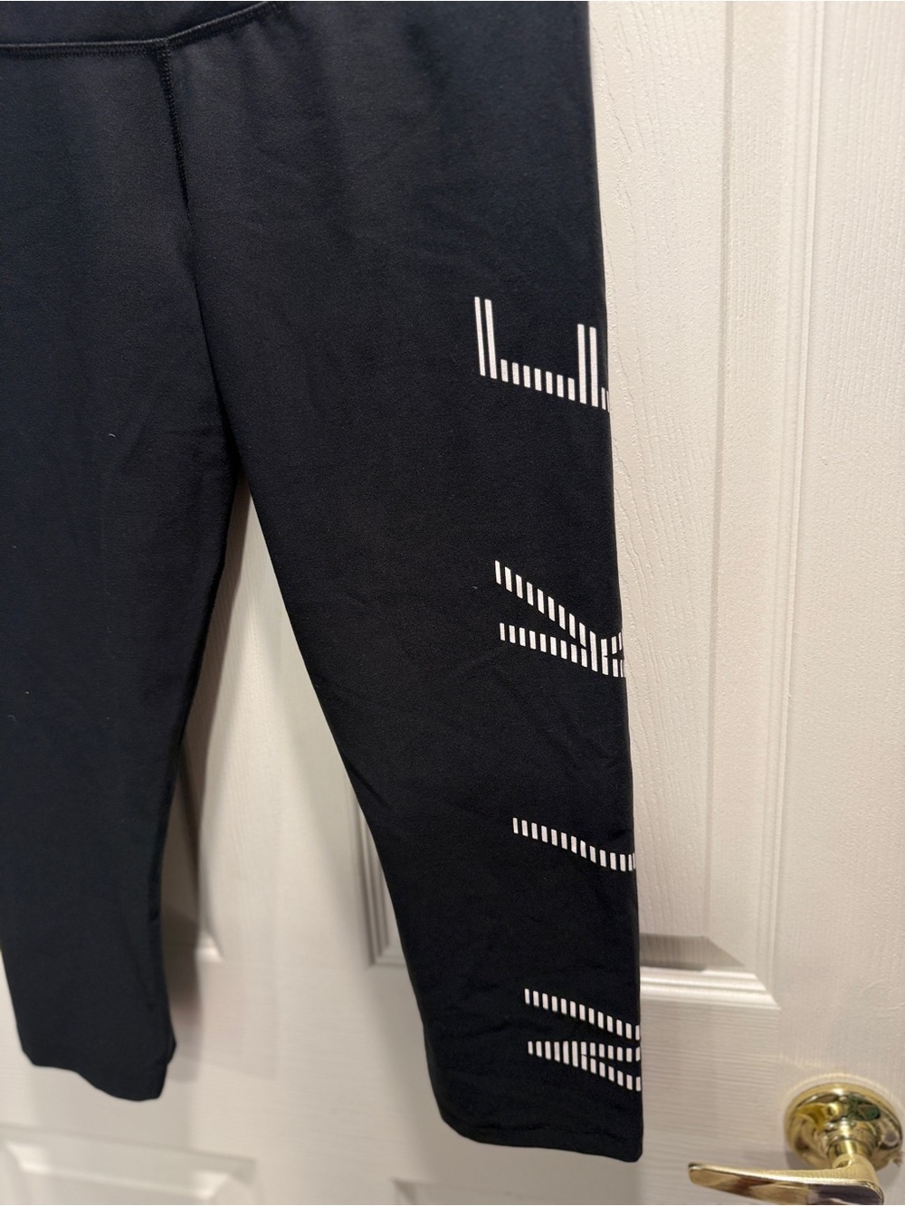 Nike Dri-FIT Cropped Capri Leggings Black Reflective Graphic Size Medium - Picture 8 of 9
